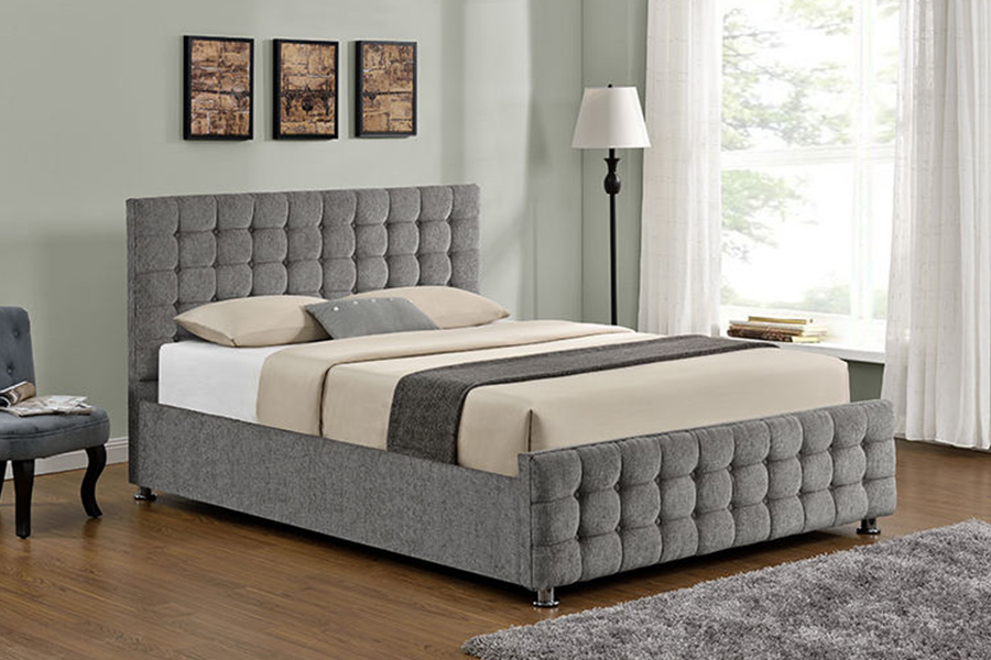 1150 Letto imbottito con struttura in legno in morbido tessuto