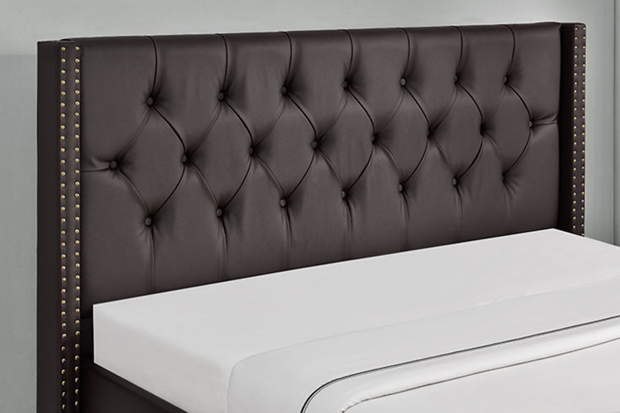 1210 Letto imbottito con borchie classiche dal design Wing