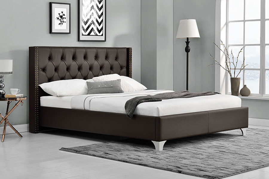 1210 Letto imbottito con borchie classiche dal design Wing