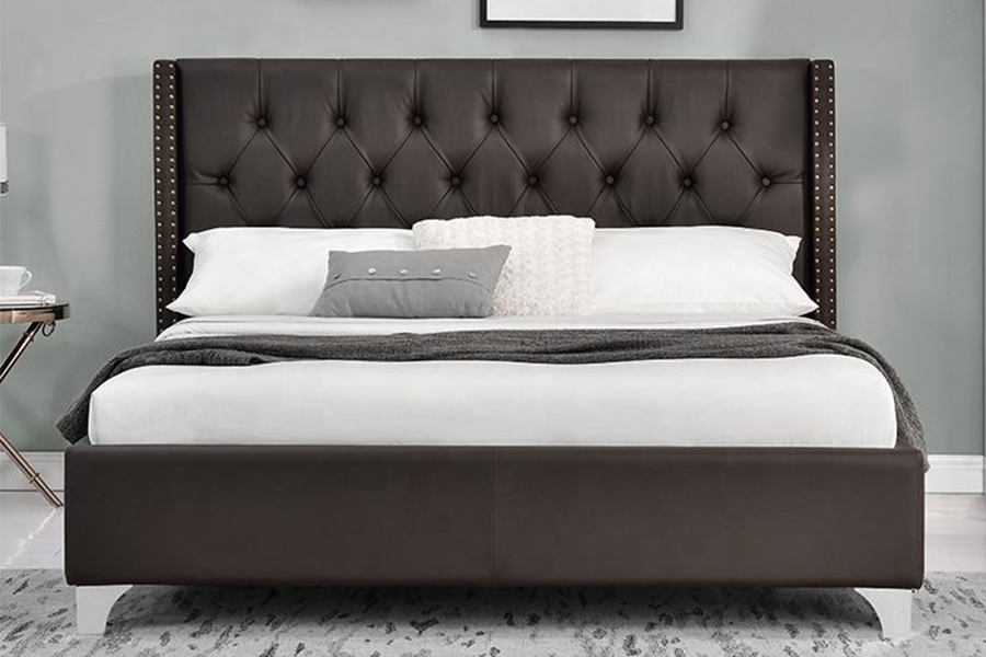 1210 Letto imbottito con borchie classiche dal design Wing