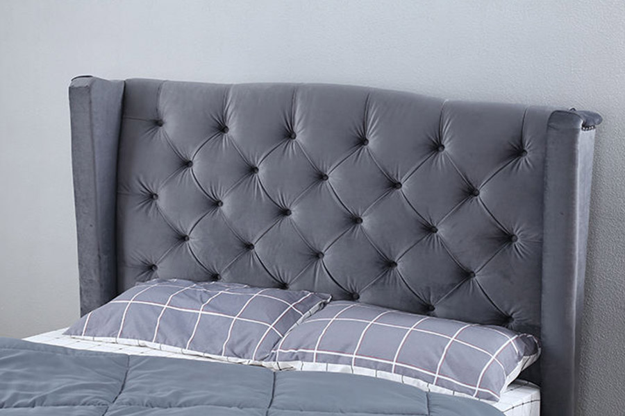 1399 Letto imbottito con bottoni Wingback in tessuto di velluto