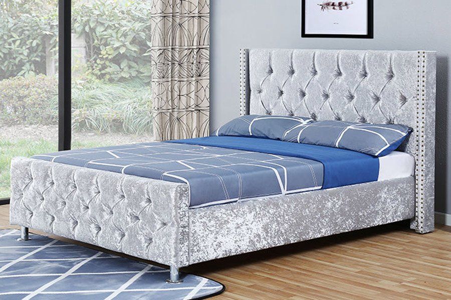 1357 Letto imbottito con struttura in legno e pelle