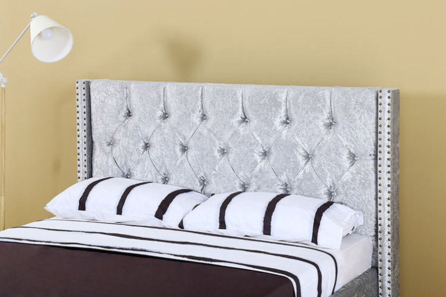 1357 Letto imbottito con struttura in legno e pelle