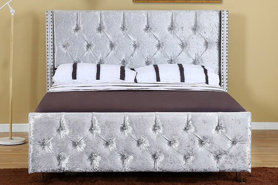 1357 Letto imbottito con struttura in legno e pelle