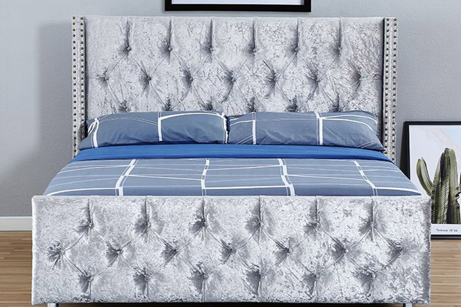 1357 Letto imbottito con struttura in legno e pelle