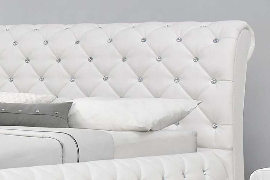 1586 Letto imbottito con struttura in legno morbido in pelle PU bianca