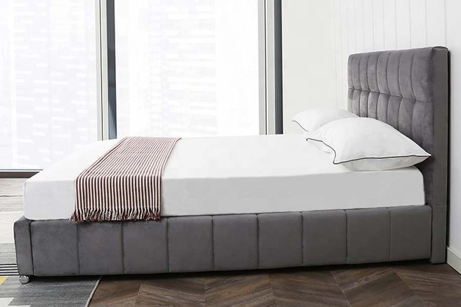 Letto imbottito in tessuto di velluto con testiera quadrata 1555