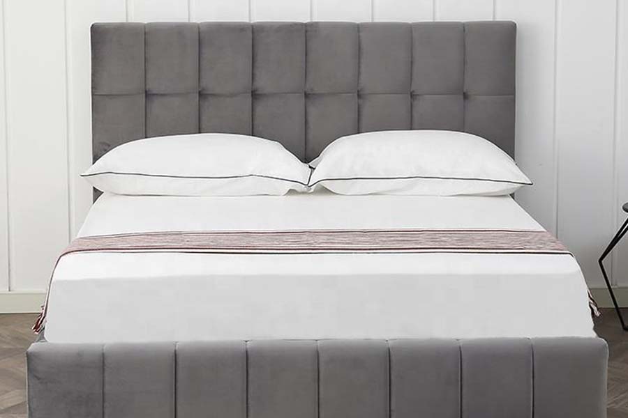 Letto imbottito in tessuto di velluto con testiera quadrata 1555