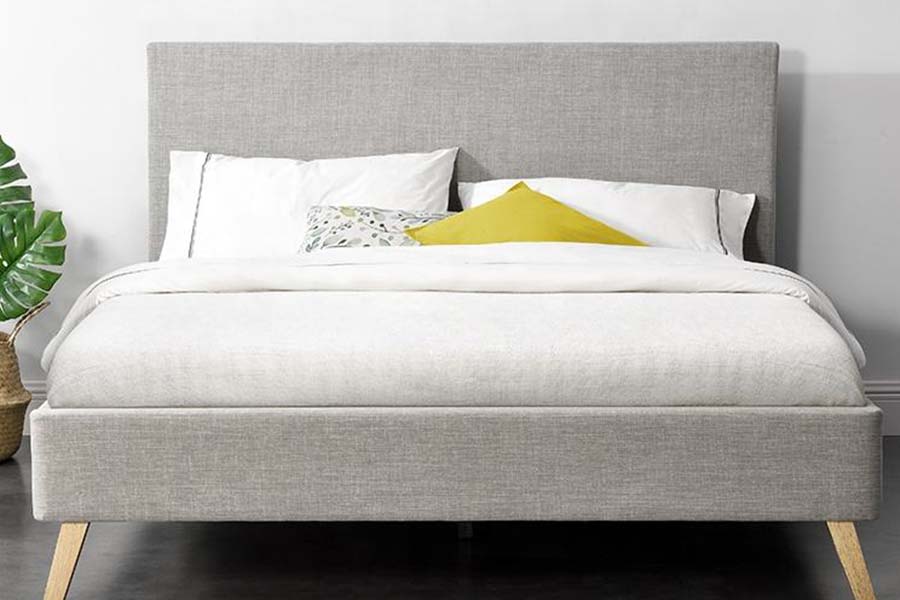 1525 Letto imbottito con struttura in legno e imbottitura morbida