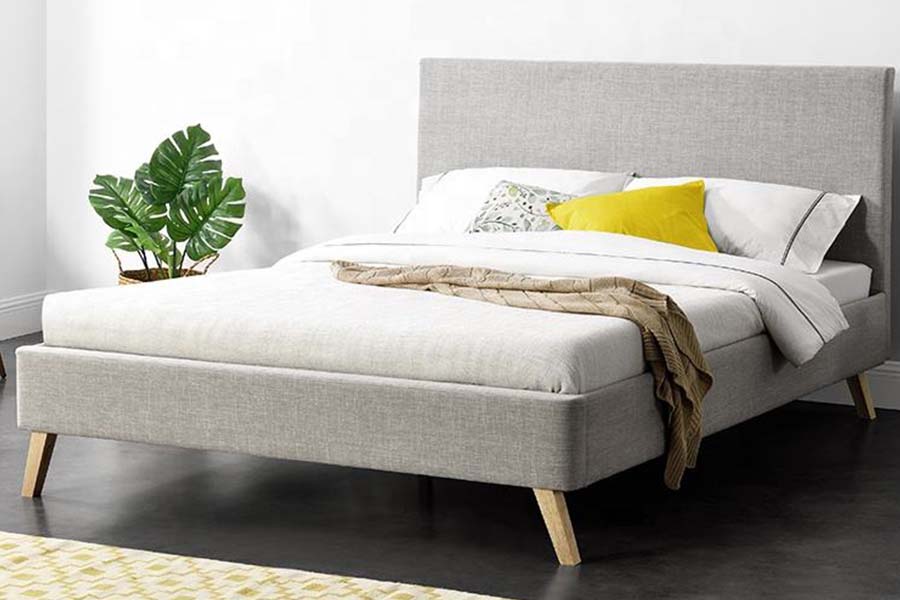1525 Letto imbottito con struttura in legno e imbottitura morbida