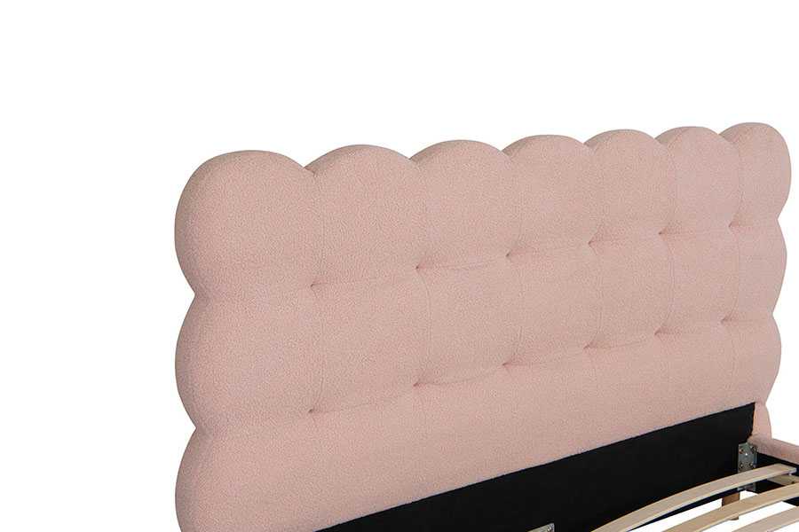 4134 Letto imbottito capitonné in lana Sherpa dal design francese